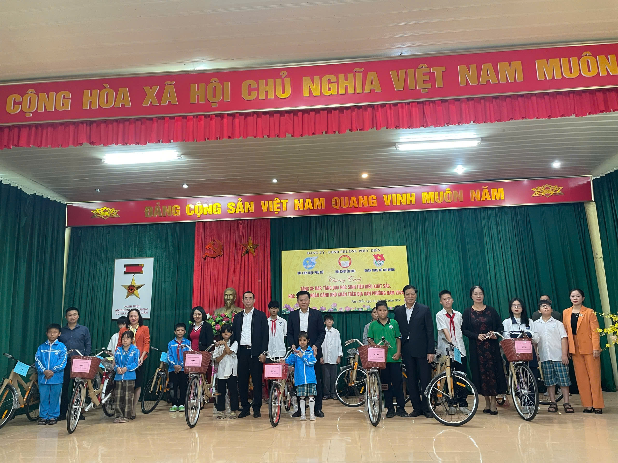 Phường Phúc Diễn tổ chức Chương trình tặng xe đạp, tặng quà cho các học sinh tiêu biểu xuất sắc và học sinh có hoàn cảnh khó khăn trên địa bàn Phường